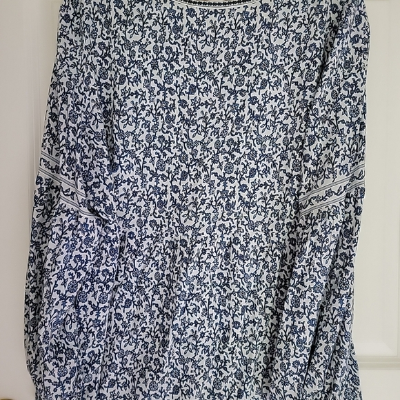 Max Studio Plus Size 2x Top Button Detail Long Sleeve Blue & White Floral - Picture 2 of 11